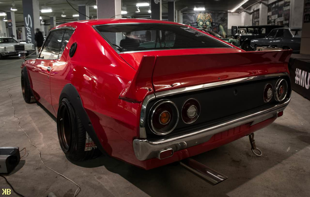 Пневмоподвеска на 1975 Nissan Skyline Kenmeri - Red Cardinal, проект CIAY и Aride в Санкт-Петербурге