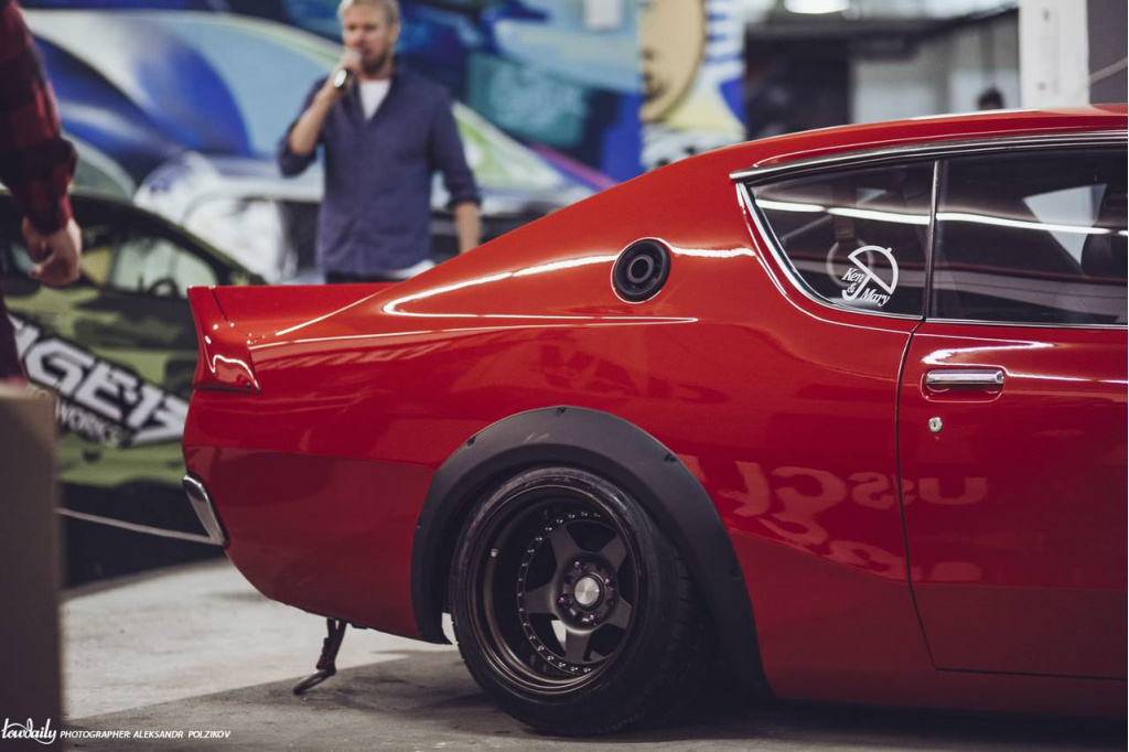 Пневмоподвеска на 1975 Nissan Skyline Kenmeri - Red Cardinal, проект CIAY и Aride в Санкт-Петербурге