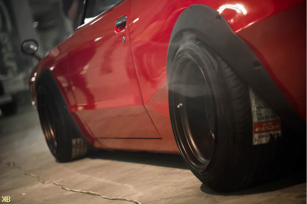 Пневмоподвеска на 1975 Nissan Skyline Kenmeri - Red Cardinal, проект CIAY и Aride в Санкт-Петербурге