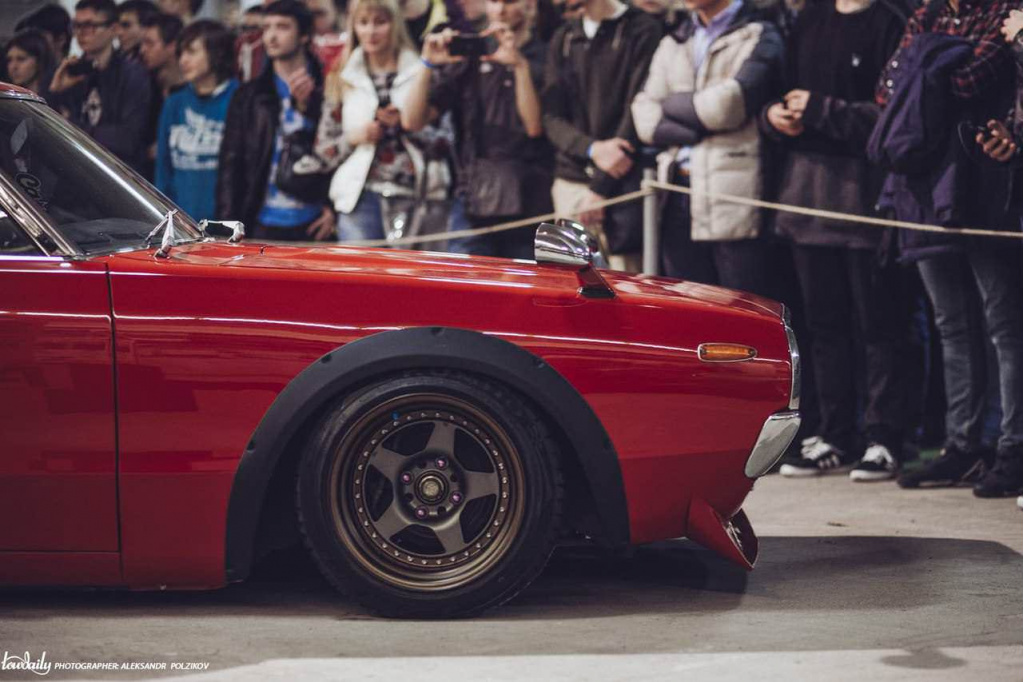 Пневмоподвеска на 1975 Nissan Skyline Kenmeri - Red Cardinal, проект CIAY и Aride в Санкт-Петербурге