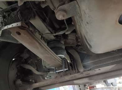 Рис. 3 Наши проекты: Установка пневмоподвески Hino 500