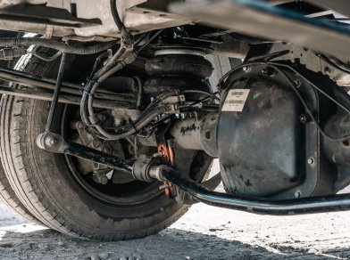 Рис. 2 Усилили заднюю подвеску коммерческого Ford Transit с фургоном: установили пневмоподушки 180D1 и двухконтурное управление с компрессором, манометром и клавишами в салоне