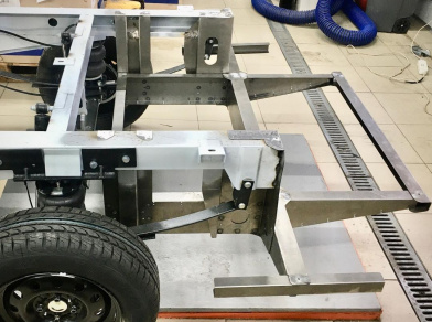 Рис. 2 Наши проекты: Лада ВИС и Нива на пневмоподвеске с КМУ