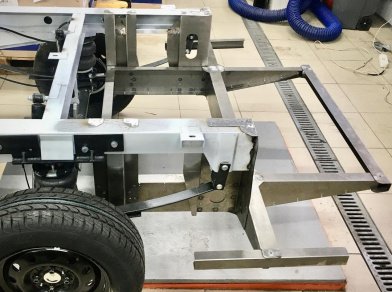 Рис. 2 Наши проекты: Лада ВИС и Нива на пневмоподвеске с КМУ