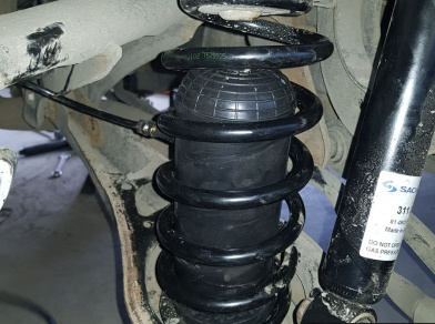 Рис. 3 Наши проекты: Установка вставок в пружины Blackstone на Skoda Superb