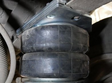 Рис. 3 Наши проекты: Монтаж задней пневмоподвески в дополнение к рессорам на Toyota Tundra