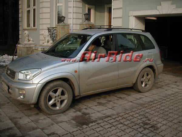 Автомобиль Toyota RAV4 на пневмоподвеске