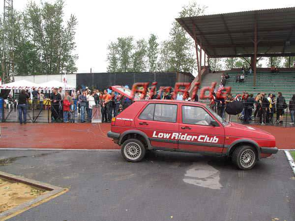 Автомобиль Volkswagen Golf на пневмоподвеске