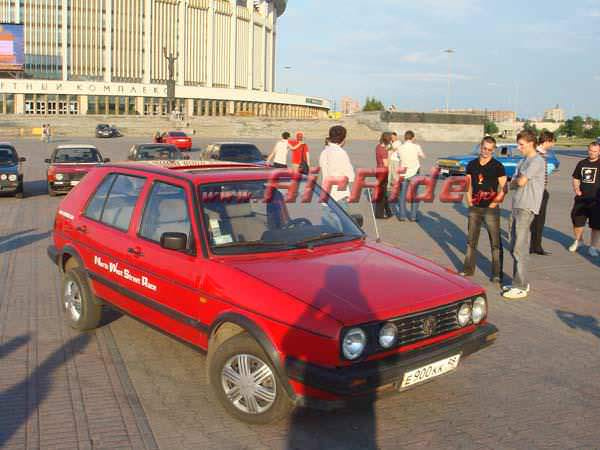 Автомобиль Volkswagen Golf на пневмоподвеске